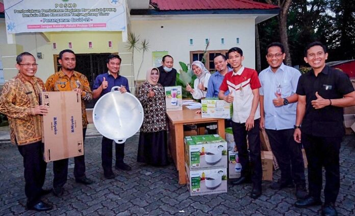 Wali Kota Tanjungpinang Hj Rahma SIP MM (kedua dari kiri) bersama Bank Riau Kepri Syariah (BRKS) memberikan  bantuan alat penunjang usaha bagi pelaku UMKM, di Kota Tanjungpinang, untuk mengembangkan usaha para UMKM. (Foto : dwi susilo - batamtv.com) 