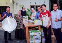 read news – 339 Pelaku UMKM Tanjungpinang Terima Bantuan Alat Penunjang Usaha Wali Kota Tanjungpinang Hj Rahma SIP MM (kedua dari kiri) bersama Bank Riau Kepri Syariah (BRKS) memberikan bantuan alat penunjang usaha bagi pelaku UMKM, di Kota Tanjungpinang, untuk mengembangkan usaha para UMKM. (Foto : dwi susilo - batamtv.com)