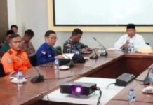 read news – Antisipasi Dampak El Nino dan Cuaca Ekstrem ini Pesan Bupati Anambas Bupati Anambas H. Abdul Haris SH, MH (kanan) menghimbau kepada masyarakat agar selalu berhari-hati dan waspada baik itu petani dan nelayan dalam menghadapi kondidi El Nino ini saat memimpin Rapat Koordinasi dalam rangka antisipasi dampak El Nino dan cuaca Ekstrem di Kabupaten Kepulauan Anambas yang berlangsung di Ruang Rapat LT 2, Jumat (25/08/23). (Foto : abdi perdana - batamtv.com)