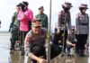 read news – Ribuan Pohon Mangrove Kembali Ditanam di Pesisir Bintan Kapolres Bintan AKBP Riky Iswoyo melaksanakan penanaman ribuan bibit Mangrove tepatnya di pantai Lahoa Kecamatan Gunung Kijang bersama Bupati Bintan Robby Kurniawan Rabu (23/8/2023). (Foto : abdi perdana - batamtv.com)