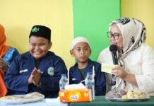 read news – Melihat Keakraban Wagub Marlin dengan Anak Panti Asuhan Wagub Kepri , Malrin Agustina (kanan) saat kunjungan banyak melakukan dialog bersama penguhuni panti asuhan Kamis (24/8/2023) (Foto : muhammad amin - batamtv.com