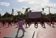 read news – Anggota Polres Bintan Ikuti Latihan Bela Diri mnghadapi Pemilu 2024, personil Polres Bintan menggelar kegiatan latihan bela diri Polri untuk mengasah kembali kemampuan personel Polri khususnya Polres Bintan menghadapi Pemilu 2024 mendatang. (Foto : abdi perdana - batamtv.com)