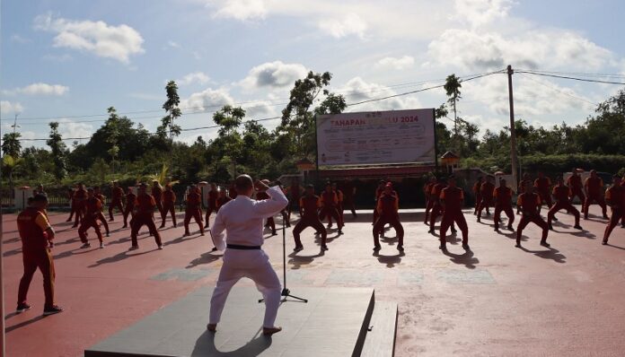 mnghadapi Pemilu 2024, personil Polres Bintan menggelar kegiatan latihan bela diri Polri  untuk mengasah kembali kemampuan personel Polri khususnya Polres Bintan menghadapi Pemilu 2024 mendatang. (Foto : abdi perdana - batamtv.com)