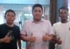 read news – Strategi Manager Roby Kurniawan Persiapkan Tim Sepakbola ke Porwil 2023 Manager tim cabang olahraga Sepakbola Kepri Roby Kurniawan (tengah) saat ini tengah mempersiapkan segala sesuatu untuk proses penyeleksian pemain dengan menggelar pertemuan langsung dengan Bona Simanjuntak, pelatih tim Porwil Kepri, Kamis (24/8/2023) malam. (Foto : abdi perdana - batamtv.com)