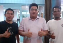 read news – Strategi Manager Roby Kurniawan Persiapkan Tim Sepakbola ke Porwil 2023 Manager tim cabang olahraga Sepakbola Kepri Roby Kurniawan (tengah) saat ini tengah mempersiapkan segala sesuatu untuk proses penyeleksian pemain dengan menggelar pertemuan langsung dengan Bona Simanjuntak, pelatih tim Porwil Kepri, Kamis (24/8/2023) malam. (Foto : abdi perdana - batamtv.com)