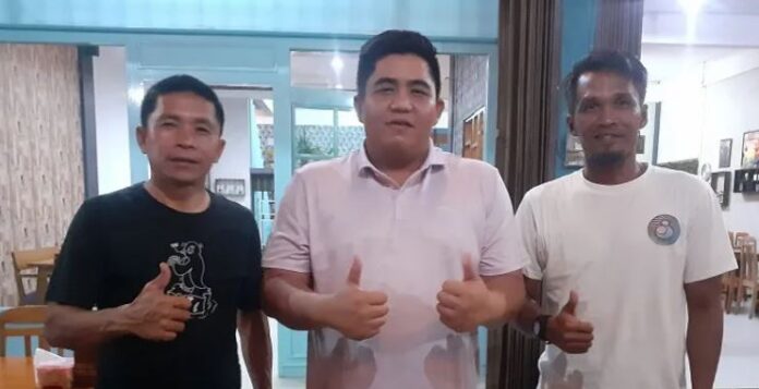 Manager tim cabang olahraga Sepakbola Kepri Roby Kurniawan (tengah) saat ini tengah mempersiapkan segala sesuatu untuk proses penyeleksian pemain dengan menggelar pertemuan  langsung dengan Bona Simanjuntak, pelatih tim Porwil Kepri, Kamis (24/8/2023) malam. (Foto : abdi perdana - batamtv.com)
