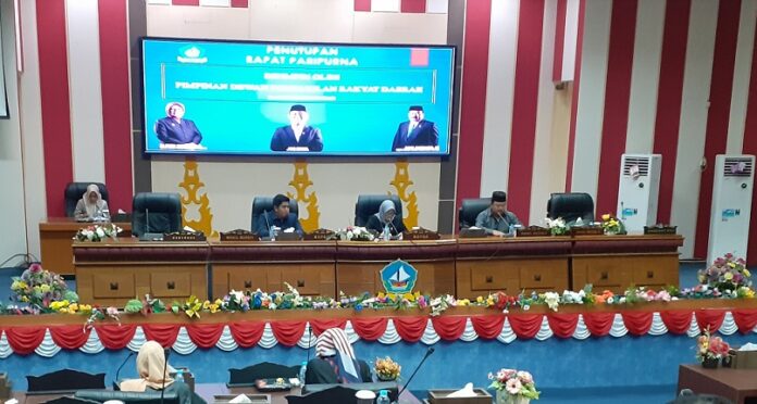 Rapat paripurna DPRD Kabupaten Bintan digelar Senin (31/7/2023). Paripurna membahas Ranperda Laporan Pertanggungjawaban Pelaksanaan (LPP) APBD 2022 kepala daerah Senin (31/7/2023). (Foto : abdi perdana - batamtv.com)