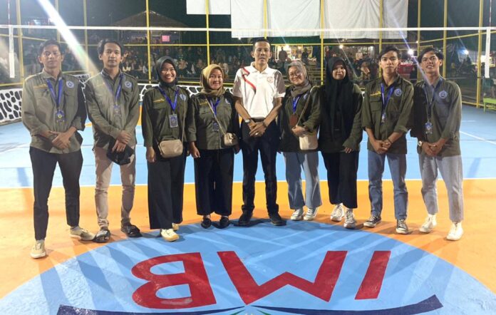 Sekda Lingga H Armia (baju putih) saat pembukaan  Turnamen Bola Voli dan Mini Soccer Dusun II SP3 tahun 2023 yang berlangsung di Lapangan Bola Voli Dusun II SP3, Desa Bukit Harapan. (Foto : abdi perdana - batamtv.com)