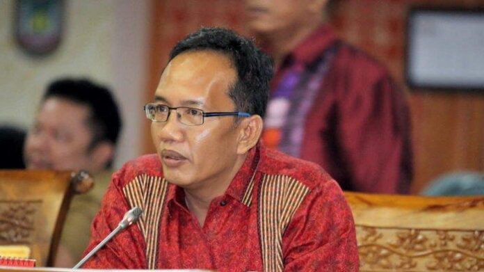 Anggota DPRD Batam Tumbur M Sihaloho meminta kepada pemerintah agar Jalan raya di Kota Batam yang saat saat ini  banyak yang rusak seperti di depan Lapangan Temenggung Abdul Jamal untuk diperbaiki. (Foto : muhammad amin - batamtv.com)