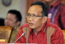 read news – Ruas Jalan Banyak Rusak, Tumbur M Sihaloho: Mohon Pemerintah Segera Perbaiki Anggota DPRD Batam Tumbur M Sihaloho meminta kepada pemerintah agar Jalan raya di Kota Batam yang saat saat ini banyak yang rusak seperti di depan Lapangan Temenggung Abdul Jamal untuk diperbaiki. (Foto : muhammad amin - batamtv.com)