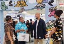 read news – Ardiwinata Hadiri Pembukaan RoTS 2023 di Grand Batam Mall Kepala Dinas Pariwisata Kota Batam, Ardiwinata (baju biru) saat di pembukaan Rise of the Sneakers (RoTS) 2023 yang digelar di Kota Batam. Pembukaan RoTS 2023 dilaksanakan di Grand Batam Mall, Kamis (31/9/2023). (Foto : abyaqsa ramadan - batamtv.com)