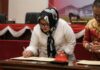 read news – Wagub Marlin Pidato di Paripurna DPRD Kepri Wakil Gubernur Kepri Marlin Agustina Rudi usai mengikuti Rapat Paripurna DPRD Propinsi Kepri yang berlangsung Selasa (29/8/2023) pukul 10.00 pagi menandatangani berita acara. (Foto : dwi susilo - batamtv.com)