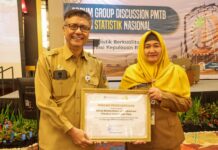 read news – Penghargaan BPS Award 2023 Digelar di Tanjungpinang Perwakilan Dinas Komunikasi dan Informatika (Diskominfo) diwakili Sekretaris Dinas James Simon Pattikawa (kiri) dan Badan Perencanaan, Penelitian, dan Pengembangan (Barenlitbang) Provinsi Kepulauan Riau menerima penghargaan dari Badan Pusat Statistik (BPS) Kepri dalam penganugerahan BPS Award di TCC Aston Tanjungpinang, Senin (25/9). (Foto : abdi perdana - batamtv.com)