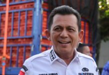 read news – Pasca-bentrokan di Batam, Gubernur Ansar: Kepri dan Batam Tetap Aman bagi Wisatawan Gubernur Ansar Ahmad memastikan jika Provinsi Kepulauan Riau, terutama Kota Batam sampai saat ini dalam kondisi yang aman, terkendali, kondusif dan tetap menjadi kunjungan wisata yang nyaman bagi para wisatawan, saat menghadiri pisah sambut Komandan Korem 033 Wira Pratama di Makorem, Senggarang, Tanjungpinang, Rabu (13/9). (Foto : abdi perdana - batamtv.com)