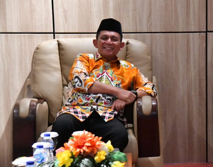Gubernur Kepri  Ansar Ahmad saat menggelar pertemuan dengan Utusan Khusus Presiden (UKP) Bidang Kerjasama Pengentasan Kemiskinan dan Ketahanan Pangan Muhammad Mardiono di Graha Kepri Kota Batam, Sabtu (2/9). (Foto : muhammad amin - batamtv.com)