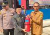 read news – Relawan Pemadam Kebakaran Tanjungpinang Dikukuhkan Pj Walikota Tanjung Pinang Hasan saat melantik Relawan Pemadam Kebakaran (Redkar) di halaman kantor Dinas Pemadam Kebakaran dan Penyelamatan (DPKP) Tanjungpinang, Selasa (26/9/2023). (Foto : dwi susilo - batamtv.com)