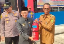 read news – Relawan Pemadam Kebakaran Tanjungpinang Dikukuhkan Pj Walikota Tanjung Pinang Hasan saat melantik Relawan Pemadam Kebakaran (Redkar) di halaman kantor Dinas Pemadam Kebakaran dan Penyelamatan (DPKP) Tanjungpinang, Selasa (26/9/2023). (Foto : dwi susilo - batamtv.com)