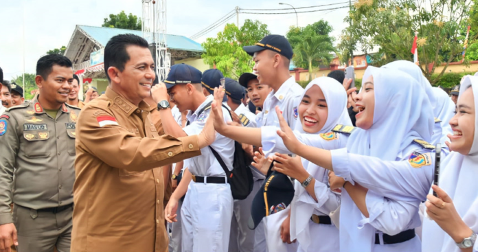 Gubernur Ansar saat berkunjung ke SMKN 5 Kota Batam dalam rangka silaturahmi dan peresmian bangunan yang bersumber dari Dana Alokasi Khusus (DAK) di SMKN 5 Kota Batam, Senin, 11 September 2023. (Foto : abyaqsa ramadan - batamtv.com)