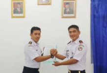 read news – Prosesi Pergantian Kepala BAKAMLA Karimun Inilah detik detik pergantian Mayor Bakamla Insan Aulia, S.T (kiri), Kepala Stasiun Badan Keamanan Laut (Bakamla) Tanjung Balai Karimun, Provinsi Kepri.(Foto : adbi perdana - batamtv.com)