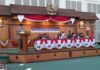 read news – Ranperda APBD Perubahan 2023 Disetujui Disahkan Jadi Perda Yuniarni Pustoko Weni (duduk di tengah) selaku Ketua DPRD Kota Tanjungpinang didampingi Wakil Ketua I Novaliandri Fathir dan Wakil Ketua II Hendra Jaya memimpin paripurna yang dihadiri Penjabat (Pj) Wali Kota Tanjungpinang, Hasan, S.Sos. (Foto : dwi susilo - batamtv.com)