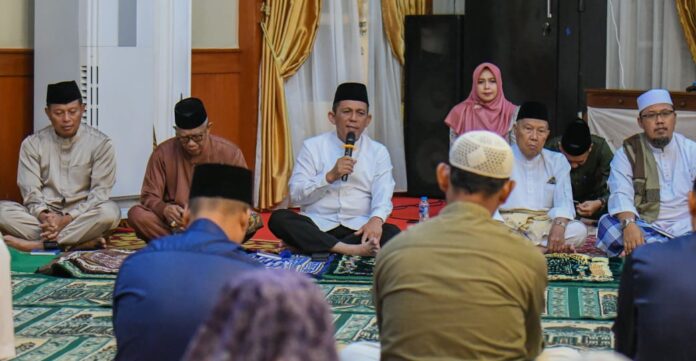 Gubernur Kepri Ansar Ahmad (pegang mix) memberikan sambutan dalam Majelis Tahlil yang diikuti pejabat Pemprov Kepri, untuk mengenang dan mendoakan para pahlawan yang telah berjasa dalam pembangunan Kepri di Gedung Daerah, Tanjungpinang, Minggu (24/09) malam.(Foto : abdi dwi susilo - batamtv.com)