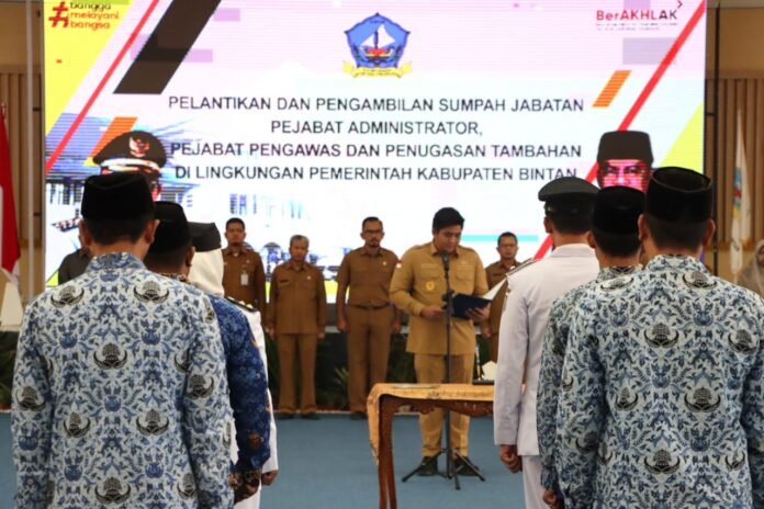 Bupati Bintan,  Roby Kurniawan usai melantik 37 orang Pejabat Administrator dan Pengawai  yang dilaksanakan di Aula Bandar Seri Bentan. Pejabat yang dilantik dan diambil Sumpah Jabatan tersebut terdiri dari 11 Pejabat Eselon III dan 26 Pejabat Eselon IV. (Foto : abdi perdana - batamtv.com)