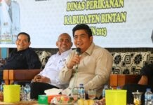 read news – Kelompok Pembudidaya Ikan Bintan Terima Bantuan Bibit Ikan dan Excavator Bupati Bintan Roby Kurniawan saat menyerahkan bantuan di Dermaga Kampung Pulau Pucung, Desa Malang Rapat, , Rabu (06/09) . (Foto : abdi perdana - batamtv.com)