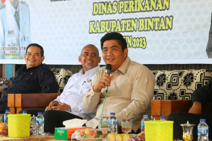 (Foto : abdi perdana - batamtv.com) Bupati Bintan Roby Kurniawan saat menyerahkan bantuan di Dermaga Kampung Pulau Pucung, Desa Malang Rapat, , Rabu (06/09) . (Foto : abdi perdana - batamtv.com)