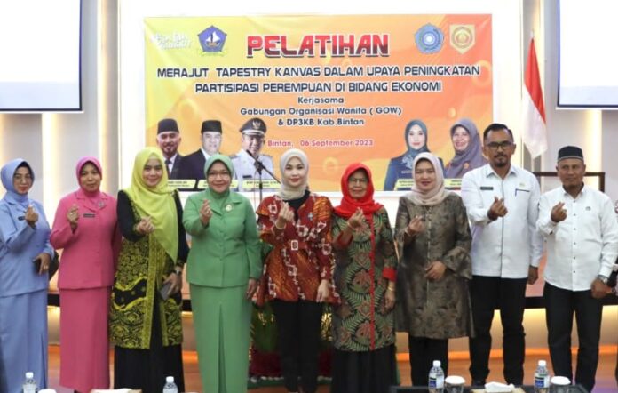 Ketua TP-PKK Bintan, Hafizha Rahmadhani  (tengah baju batik cokelat motif) saat bersama peserta Pelatihan Merajut Tapestry Kanvas  diselenggarakan sebagai upaya peningkatan partisipasi kepemudaan di bidang ekonomi, Rabu (06/09) digelar di Hotel Bhadra. (Foto : abdi perdana - batamtv.com)