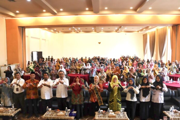 (Foto : abdi perdana - batamtv.com) Gelar Bunda PAUD (Pendidikan Anak Usia Dini) kepada Hafiza Rahmadani diberikan sebagai apresiasi atas dedikasi Hafizha yang sangat aktif mendorong kreativitas pendidikan usia dini saat membuka kegiatan Sosialisasi Transisi PAUD-SD, Rabu (06/09). (Foto : abdi perdana - batamtv.com)