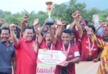 read news – Turnamen Sepak Bola U-40 Tanah Merah Desa Penaga Bintan Ditutup Setda Kabupaten Bintan Ronny Kartika (kedua dari kiri) melakukan penyerahan piala bergilir kepada Tim Sepak Bola Legend 40 saat menjuarai Turnamen U-40 Tanah Merah Tahun 2023, dengan hadiah total mencapai 10 juta rupiah. (Foto : abdi perdana - batamtv.com)