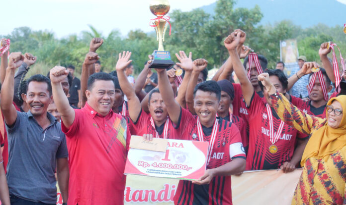 Setda Kabupaten Bintan Ronny Kartika  (kedua dari kiri) melakukan penyerahan  piala bergilir kepada Tim Sepak Bola Legend 40 saat menjuarai Turnamen U-40 Tanah Merah Tahun 2023, dengan hadiah total mencapai 10 juta rupiah. (Foto : abdi perdana - batamtv.com)