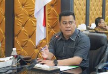read news – Warga Bintan yang Terdaftar di BPJS Kesehatan Hampir 100 Persen Sekretaris Daerah Kabupaten Bintan, Ronny Kartika mengikuti Rapat Forum Komunikasi Kepentingan Utama Semester II bersama jajaran BPJS Kesehatan di Ruang Rapat 2 Kantor Bupati Bintan, digelar Selasa (12/9) siang. (Foto : abdi perdana - batamtv,.com)