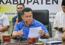read news – Warga Bintan akan Peringatan Hari Jadi ke 75 Kabupaten Bintan Jajaran Pemerintah Kabupaten Bintan menggelar rapat pemantapan persiapan peringatan tersebut . Rapat dipimpin langsung oleh Sekretaris Daerah Bintan, Ronny Kartika, Asisten Pemerintahan dan Kesra Setda Kabupaten Bintan, Wan Rudi Iskandar, Kepala Perangkat Daerah, Camat dan Instansi terkait lainnya. (Foto: abdi perdana - batamtv.com)