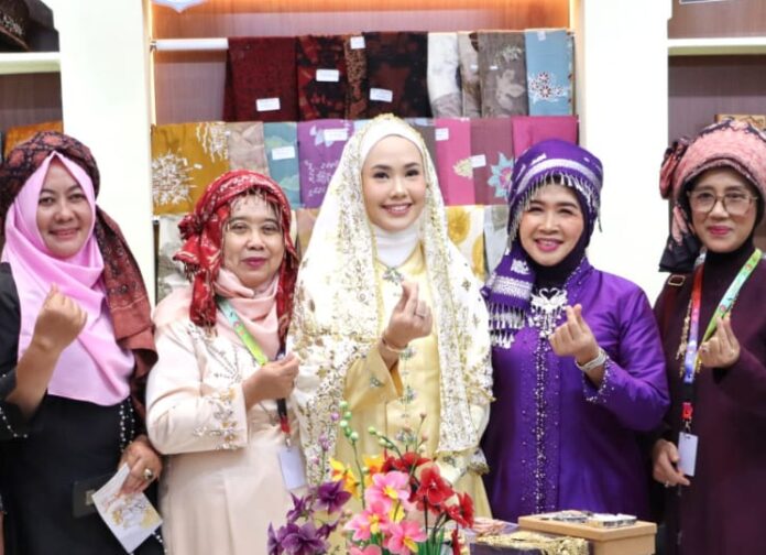 Ketua Dekranasda Bintan Hafizha Rahmadhani (tengah) juga memanfaatkan momen tersebut untuk berkeliling melihat beberapa stand daerah lain untuk mengenal bagaimana kreativitas dalam melahirkan kerajinan yang bernilai jual dan bernuansa daerah. (Foto : abdi perdana - batamtv.com)