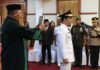 read news – Pesan Singkat Bupati Roby Kurniawan di Pelantikan sang Wakil Proses ipelantikan Ahdi Muqsith (PDH putih ) Wakil Bupati Bintan, yang resmi dilantik Gubernur Kepulauan Riau, Ansar Ahmad, Jumat (15/09) di Gedung Daerah. (Foto : abdi perdana - batamtv.com)