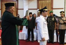 read news – Pesan Singkat Bupati Roby Kurniawan di Pelantikan sang Wakil Proses ipelantikan Ahdi Muqsith (PDH putih ) Wakil Bupati Bintan, yang resmi dilantik Gubernur Kepulauan Riau, Ansar Ahmad, Jumat (15/09) di Gedung Daerah. (Foto : abdi perdana - batamtv.com)