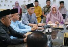 read news – Pegawai Pemerintahan Bintan Aplikasikan Absensi Online Kepala Badan Kepegawaian dan Pengembangan Sumber Daya Manusia Kabupaten Bintan (BKPSDM) Bintan, Edi Yusri (depan mix) menyerukan soal diterapkannya absensi online yang berlaku di Bintan . (Foto : abdi perdana - batamtv.com)
