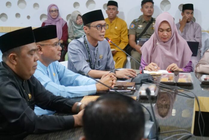 Kepala Badan Kepegawaian dan Pengembangan Sumber Daya Manusia Kabupaten Bintan  (BKPSDM) Bintan, Edi Yusri (depan mix) menyerukan  soal diterapkannya absensi online yang berlaku di Bintan . (Foto : abdi perdana - batamtv.com)