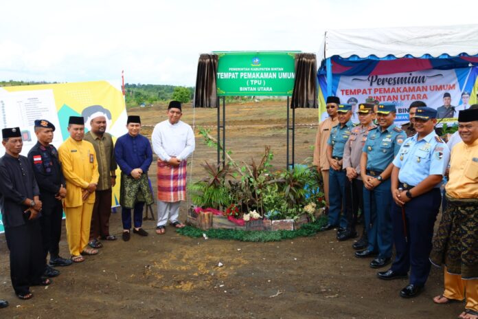 Lahan TPU baru di Bintan Utara diresmikan langsung oleh Bupati Bintan, Roby Kurniawan (tengah baju putih), Rabu (20/09). Lokasinya  di Samping Pos Kehutanan Kelurahan Tanjung Uban Utara. (Foto : abdi perdana - batamtv.com)