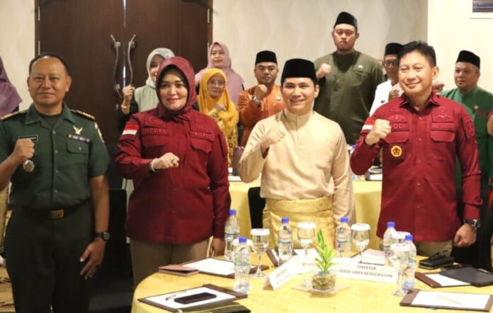 Wakil Bupati Bintan, Ahdi Muqsith saat secara resmi membuka Rapat Koordinasi Penanganan Pekerja Migran Indonesia Non Prosedural (PMI-NP) dan Tindak Pidana Perdagangan Orang (TPPO) antar Direktorat Kerja Sama Keimigrasian dengan Organisasi Internasional dan Pemerintah Kabupaten Bintan, Kamis (22/09). (Foto : abdi perdana - batamtv.com)