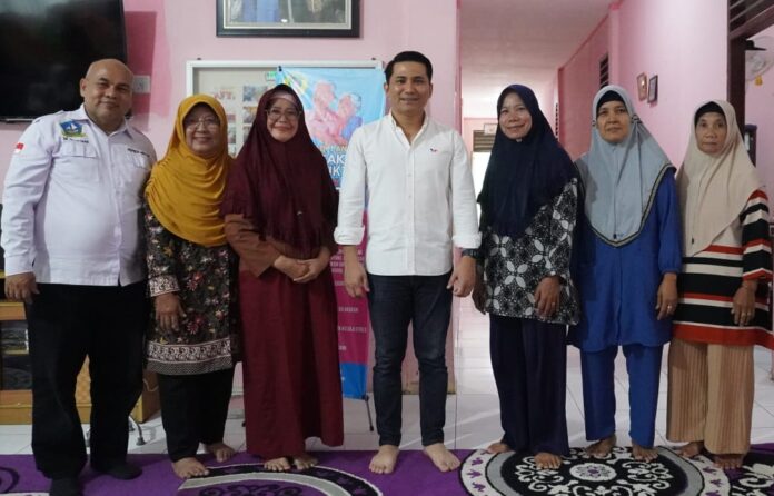 Kunjungan silahturahmi dari Wakil Bupati Bintan, Ahdi Muqsith, Minggu (24/09)  sebagai wujud berbagi kebahagian dan senda gurau bersama lansia, kata dia tidak perlu bermewah-mewah, ajak mereka bergurau, bisa tersenyum dan tertawa saja sudah bahagia buat mereka. (Foto : abdi perdana - batamtv.com)