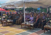 read news – Inovasi SDN 004 Tanjungpinang Timur Bangun Taman Bunga Asean Disampaikan oleh Panglima Kogabwilhan I, Laksamana Madya TNI Erwin S Aldedharma (depan, ketiga dari kiri) menyampaikan bahwa SDN 004 ini mempunyai inisatif membangun ataupun membentuk sebuah taman bunga, yang mana bunga bunga tersebut memiliki ciri khas Negara di Asean. (Foto : dwi susilo - batamtv.com)