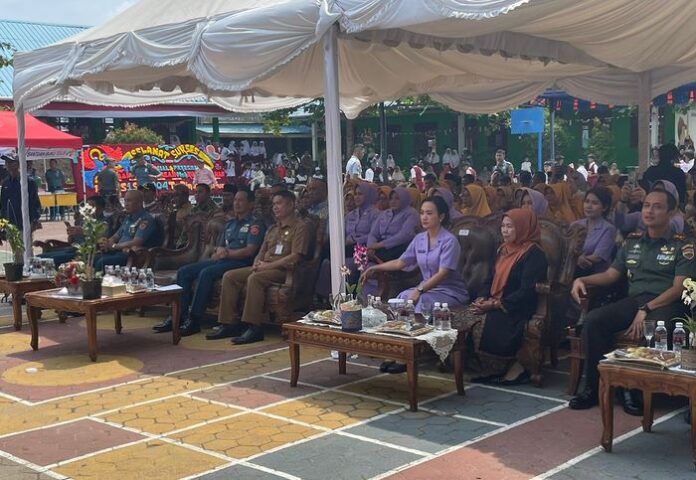 Disampaikan oleh Panglima Kogabwilhan I, Laksamana Madya TNI Erwin S Aldedharma  (depan, ketiga dari kiri) menyampaikan bahwa SDN 004 ini mempunyai inisatif membangun ataupun membentuk sebuah taman bunga, yang mana bunga bunga tersebut memiliki ciri khas Negara di Asean. (Foto : dwi susilo - batamtv.com)