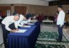 read news – Walikota Serahkan 139 Tenaga PPPK Pemko Batam Walikota Batam HM Rudi (kanan) sebelum menyerahkan Surat Keputusan (SK) Pengangkatan dan Penandatanganan Perjanjian Kerja PPPK Teknis Formasi Tahun 2022 di Lingkungan Pemerintah Kota Batam di Aula Lantai IV Kantor Wali Kota, Jumat (01/09/2023). (Foto : abyaqsa ramadan - batamtv.com)