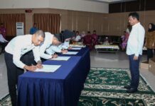 read news – Walikota Serahkan 139 Tenaga PPPK Pemko Batam Walikota Batam HM Rudi (kanan) sebelum menyerahkan Surat Keputusan (SK) Pengangkatan dan Penandatanganan Perjanjian Kerja PPPK Teknis Formasi Tahun 2022 di Lingkungan Pemerintah Kota Batam di Aula Lantai IV Kantor Wali Kota, Jumat (01/09/2023). (Foto : abyaqsa ramadan - batamtv.com)