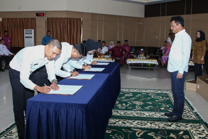 Walikota Batam HM Rudi (kanan) sebelum menyerahkan Surat Keputusan (SK) Pengangkatan dan Penandatanganan Perjanjian Kerja PPPK Teknis Formasi Tahun 2022 di Lingkungan Pemerintah Kota Batam di Aula Lantai IV Kantor Wali Kota, Jumat (01/09/2023). (Foto : abyaqsa ramadan - batamtv.com)