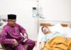 read news – Sakit di RS Awal Bros, Raja Amar Dijenguk Jefridin dan Rombongan Baznas Kota Batam Setdako Batam Jefridin (kiri) saat menjenguk bersama tim Badan Amil Zakat Nasional (Baznas) Kota Batam membesuk Raja Amar di Rumah Sakit Awal Bros (RSAB), Jumat (1/9/2023). (Foto : abyaqsa ramadan - batamtv.com)