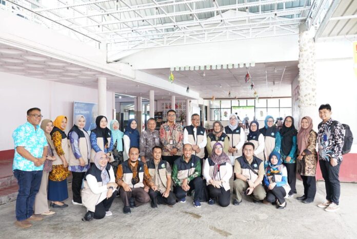 Setdako Batam, Jefridin  (belakang, kedelapan dari kanan) saat menyambut kedatangan Tim Verifikator Kabupaten/Kota Sehat (KKS) Kota Batam. Jefridin meminta berikan penilaian yang objektif  jika memang nilainya baik katakan baik. (Foto : muhmammad amin - batamtv.com)