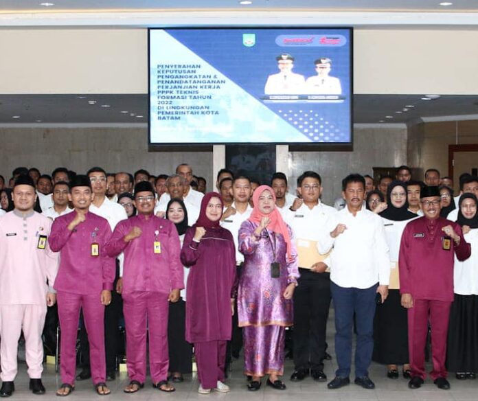 Sekretaris Daerah Kota Batam, Jefridin, M.Pd. (pertama dari kanan) saat Penyerahan SK di Lingkungan Pemerintah Kota Batam di Aula Lantai IV Kantor Wali Kota, Jumat (01/09/2023) mendampingi Wali Kota Batam, Muhammad Rudi . (Foto : abyaqsa ramadan - batamtv.com)